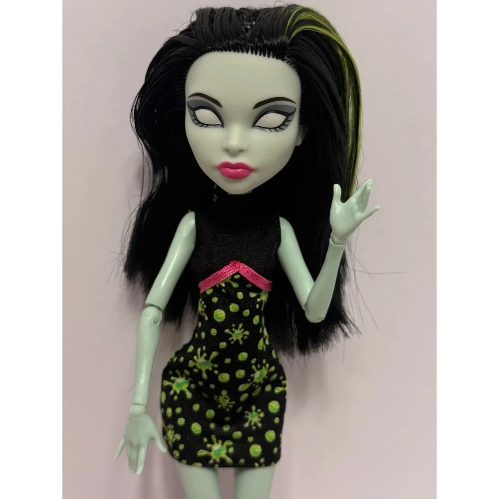 Monster High Ghoul Fair Scarah Screams Doll fashion doll toy with dress